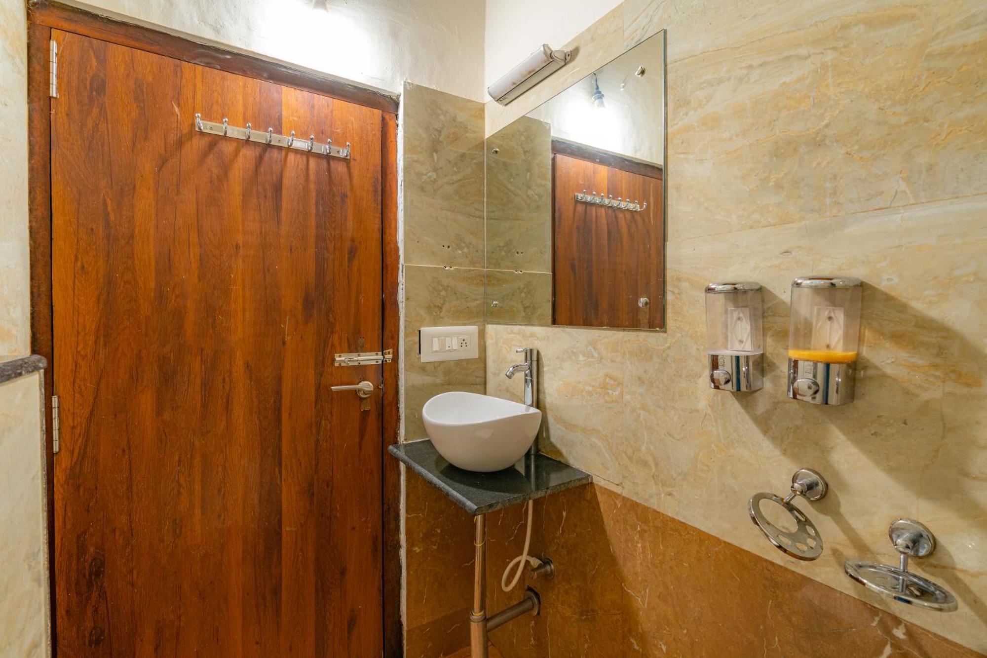 Hotel Q Swarga Retreat à Attigundi Extérieur photo